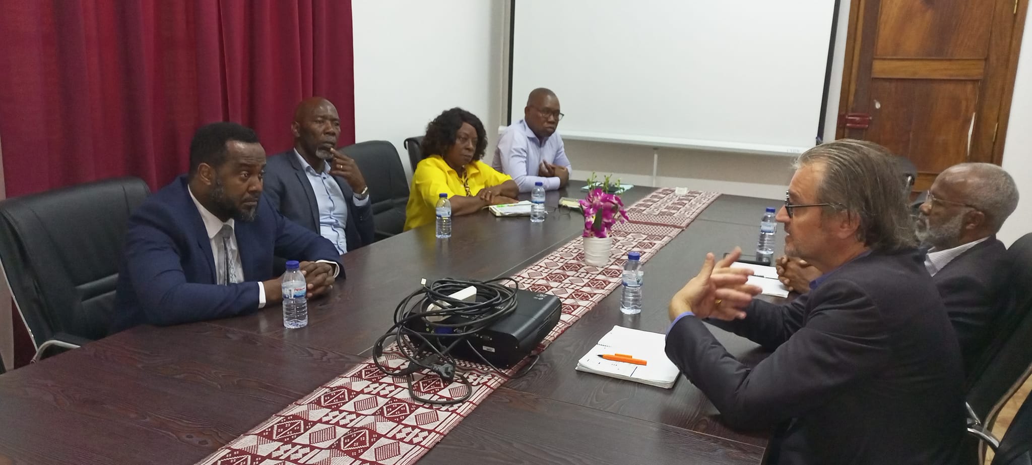 Encontro de trabalho entre  Representante Residente do FMI o senhor Patrick Gitton  e membros do Conselho  Directivo  do INE de Cabo Verde nas instalações do INE-GB